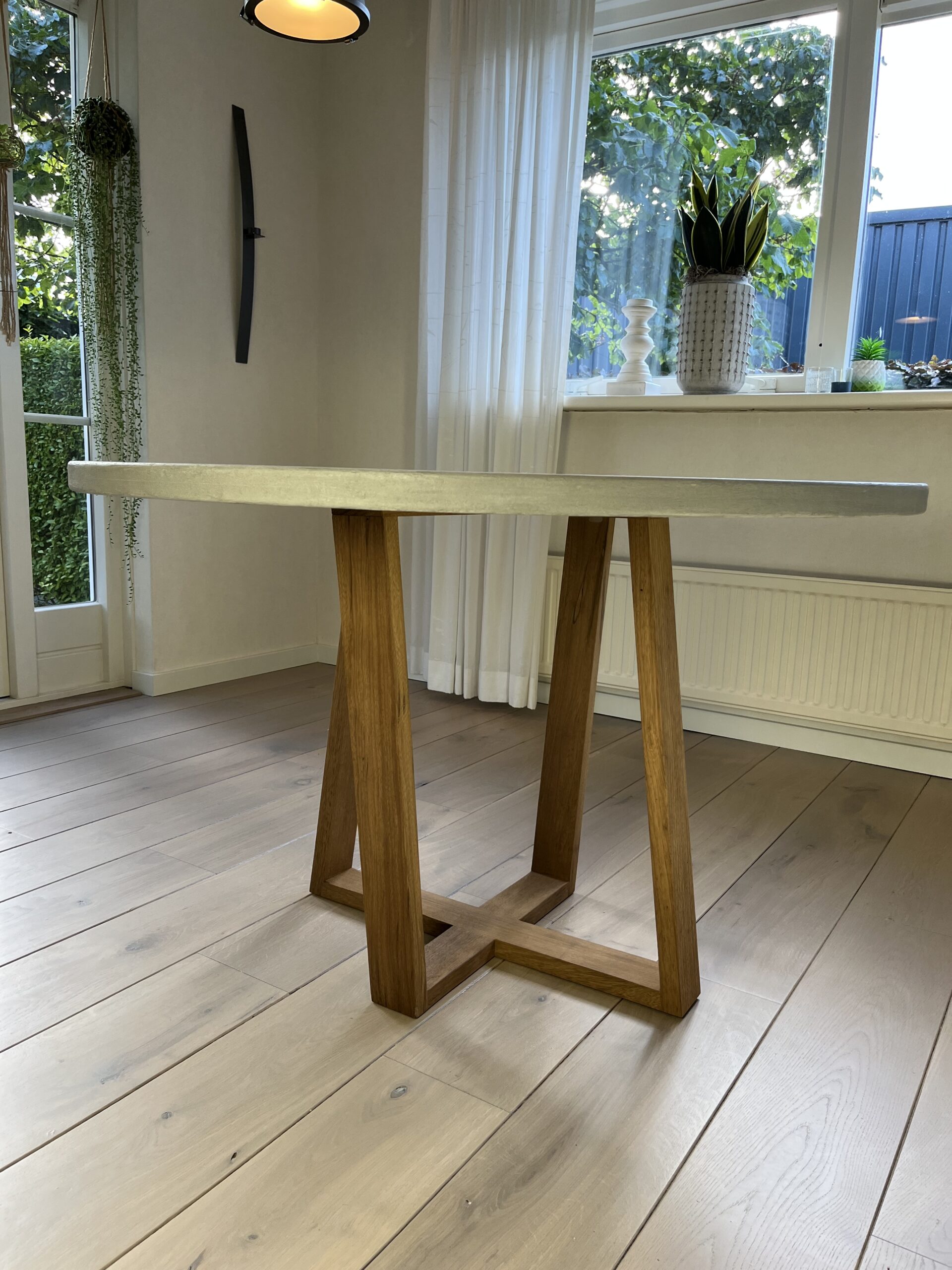 Betonlook Tafel Madeline Stalen Onderstel