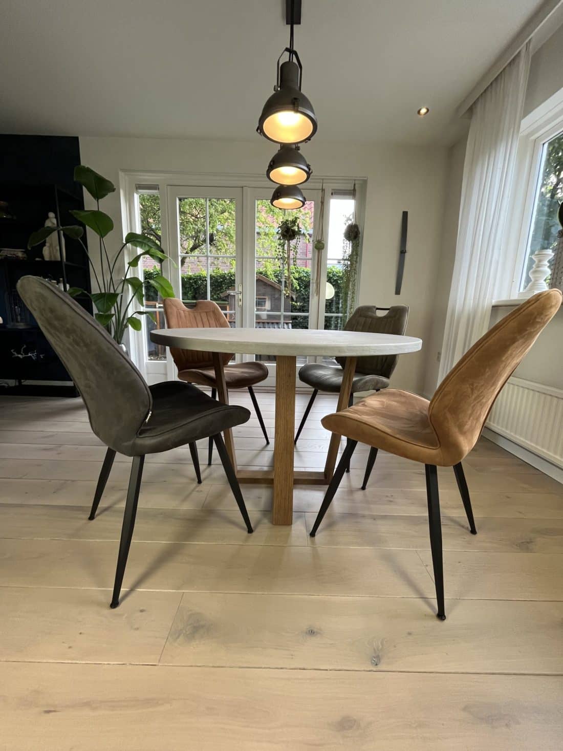 Betonlook Tafel Madeline Stalen Onderstel